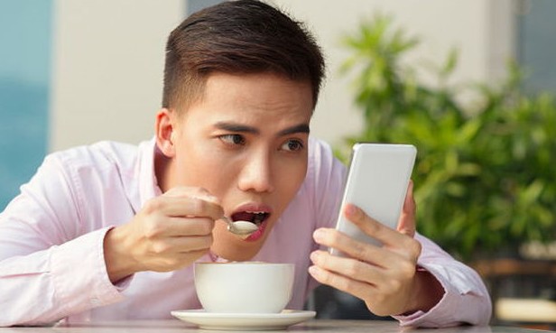 Ler ou usar o celular nas refeições aumenta consumo de calorias
