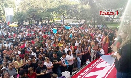 Professores estaduais de Minas marcam paralisação para esta quarta-feira