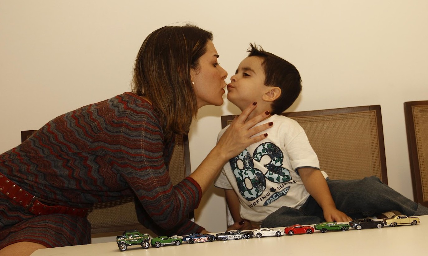 Dilema comum entre os pais: Pode ou não pode beijar crianças na boca?