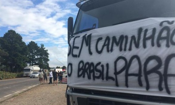 Mesmo com acordo feito por França, caminhoneiros seguem com a greve