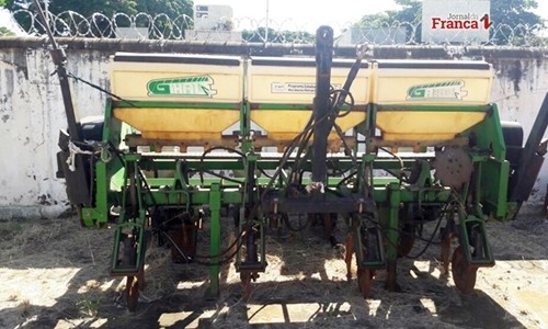 Cidade de Pedregulho ganha  semeadora e adubadora para pequenos agricultores