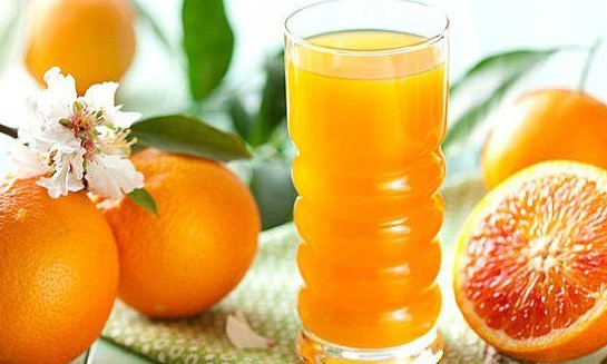 Por que o suco de laranja congelado ou pasteurizado é mais saudável