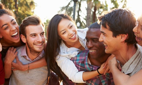 Quem te faz mais feliz: a família ou os amigos? A ciência pode responder