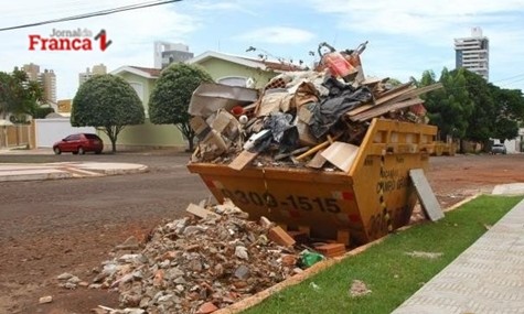 Vereadores mudam lei e prefeito sanciona novas regras para caçambas