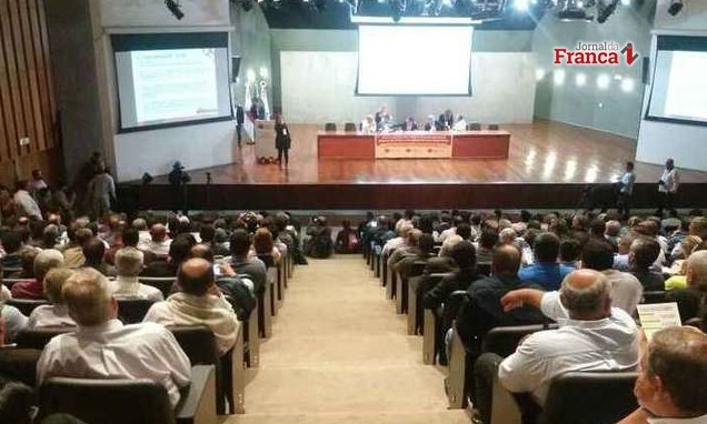Prefeitos de Minas Gerais ameaçam greve para cobrar recursos de governador