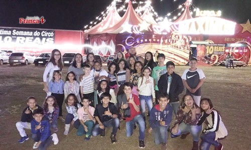 Integrantes de projeto social de Rifaina assistem a espetáculo de circo