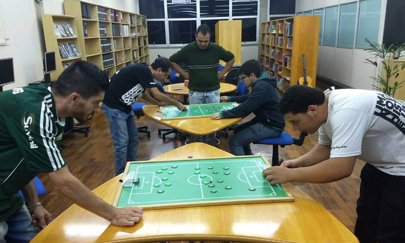 Senai fomenta integração de alunos em Franca com jogos de futebol de botão