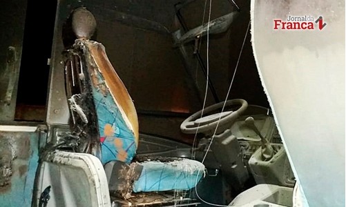 Incêndio criminoso destrói caminhões de coleta de lixo em S. Sebastião do Paraíso