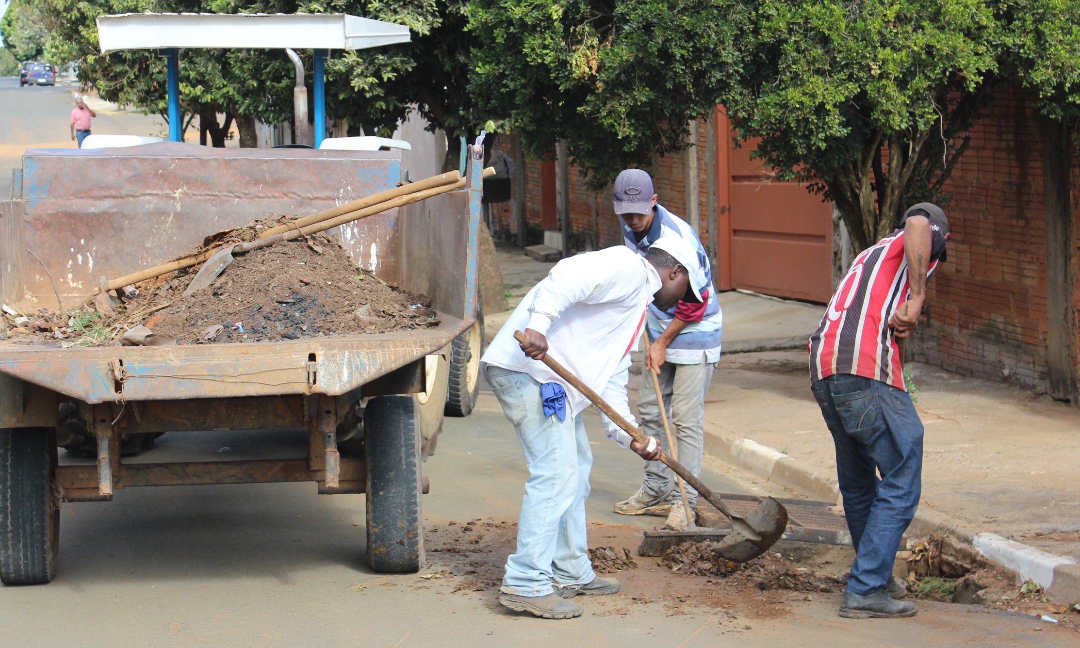 Prefeitura de Cristais Paulista intensifica serviços de limpeza de bocas de lobo