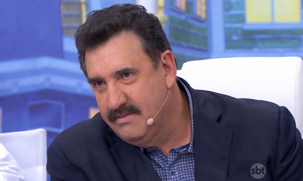 Ratinho volta a fazer declarações homofóbicas, criticando casais em novelas