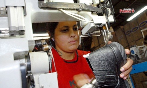 Setor calçadista de Nova Serrana para e demite sapateiros após greve