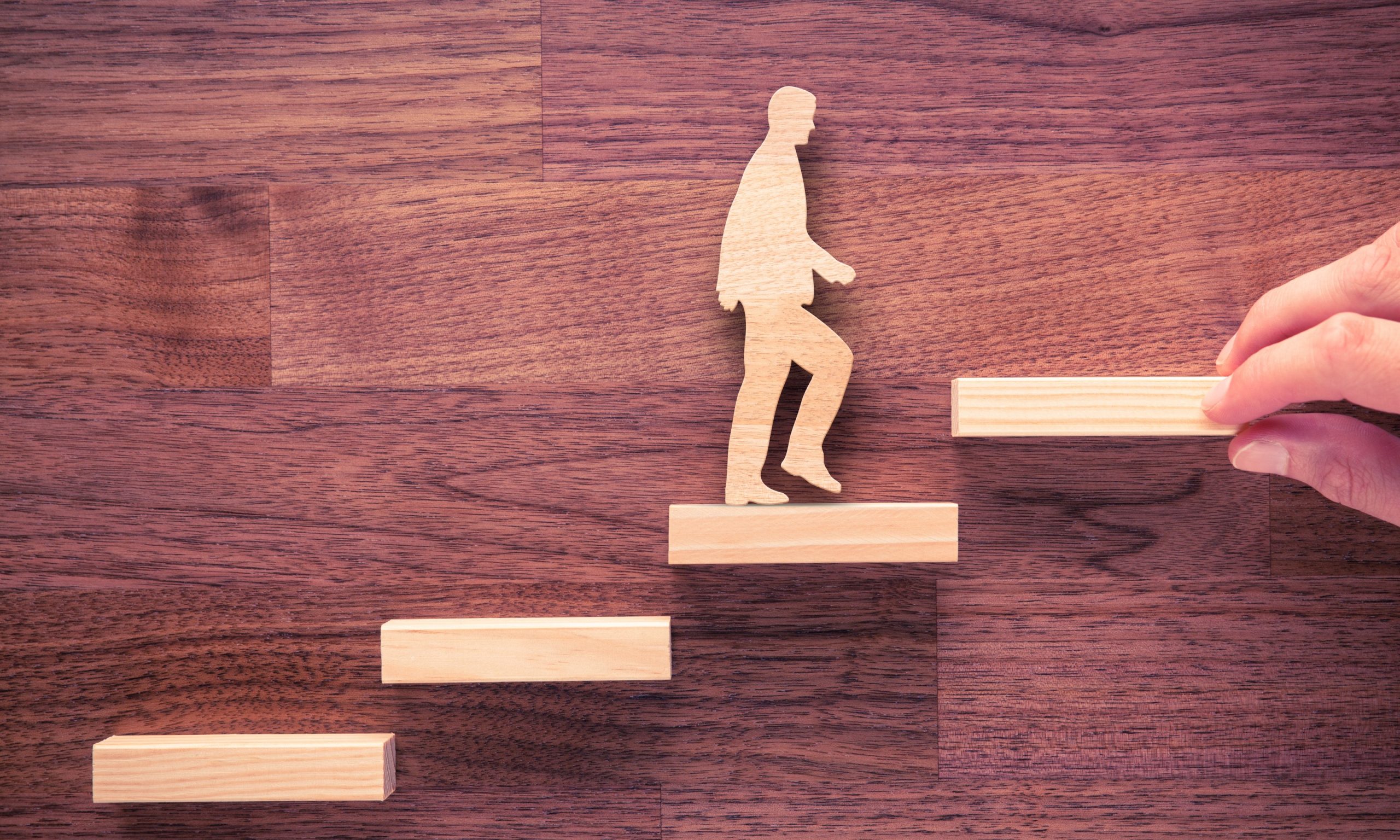 Como ser promovido no 1º emprego? Veja algumas dicas para se destacar