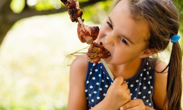 Descontar emoções na comida se aprende na infância – e dentro de casa