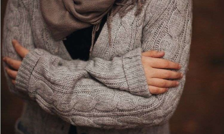 Sensibilidade exagerada ao frio pode ser doença – mulheres são mais vítimas