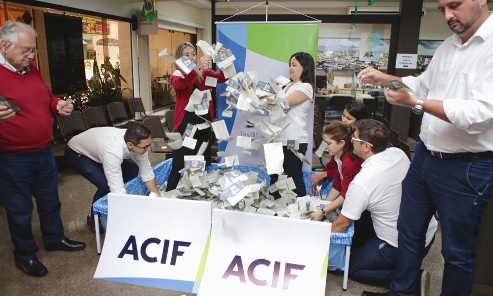Sorteio encerra 1ª etapa da campanha Dá Sorte Comprar Aqui, da ACIF