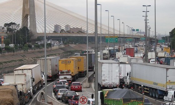 Na paralisação dos caminhões, poluição em S. Paulo caiu pela metade