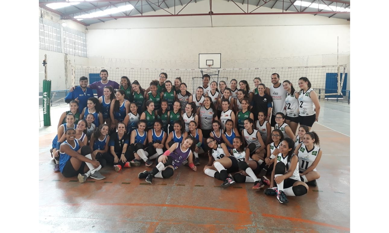 Festival reúne equipes de vôlei de Franca e centenas de atletas no clube do Sesi