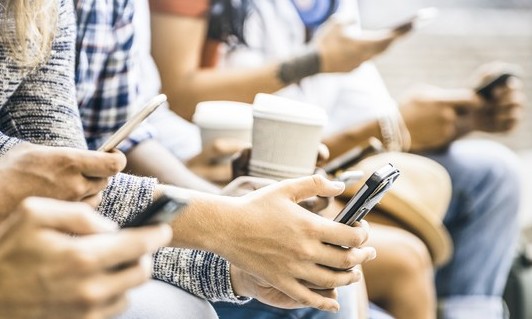 Consumo excessivo de mídias sociais está ligado a doenças mentais