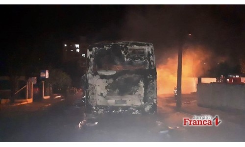 Violência chega à região e ônibus é incendiado por facção em Sacramento