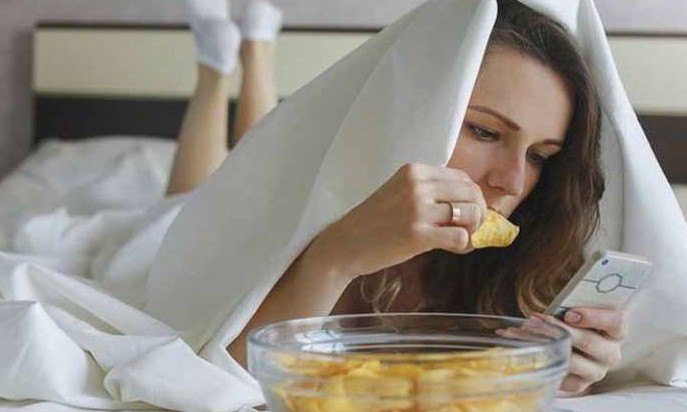 Fazer refeições antes de dormir realmente faz mal para a saúde? Depende…
