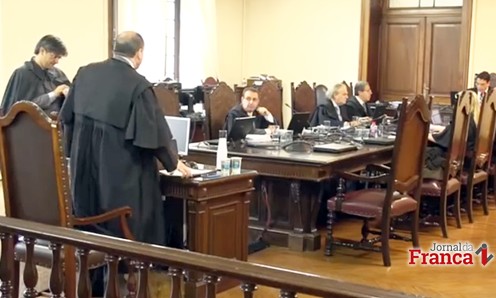 Proprietário de imóvel deve indenizar mulher acidentada em calçada