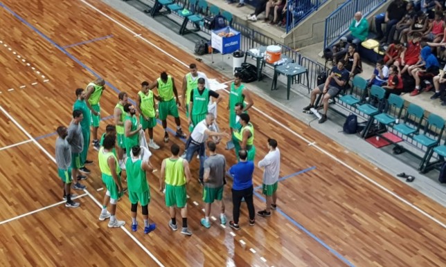 Atletas do Franca assistem a Copa em Campinas, com a seleção de basquete