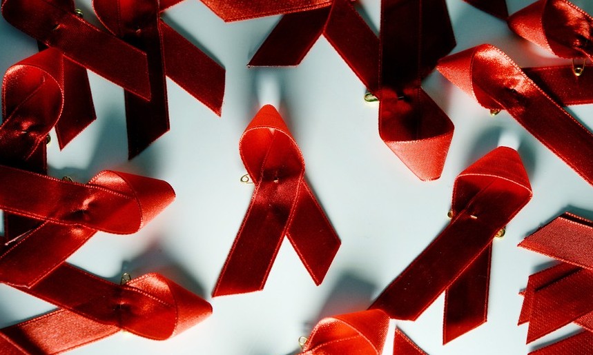 Vacina experimental encontra “ponto fraco” do HIV e neutraliza vírus