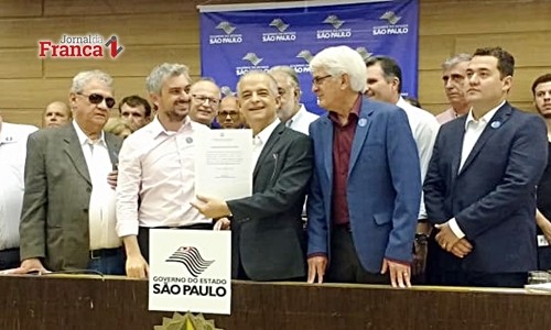 Prefeito Dirceuzinho assina convênio de R$ 600 mil para obras de recape e asfalto
