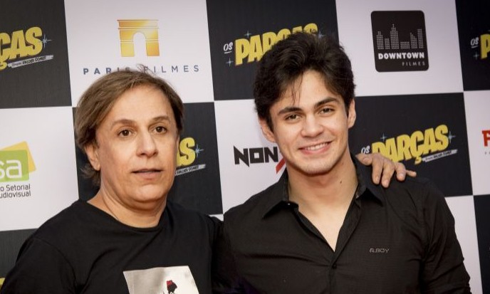 Enquanto negocia volta à TV, ator Lucas Veloso imita cantor Pabllo Vittar no teatro