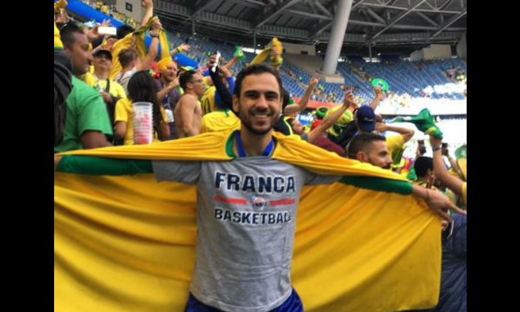Francano é visto na Copa, em estádio russo, com a camisa do Franca Basquete