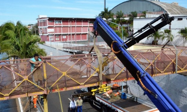 Passarela próximo ao Clube dos Bagres na Avenida Dr. Hélio Palermo é removida