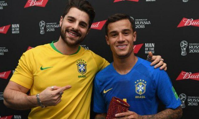 Alok entrega prêmio a Philippe Coutinho, eleito o melhor pela 2ª vez na Copa
