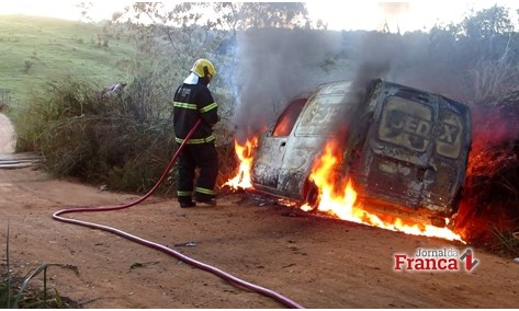 Carro dos Correios é furtado durante entrega e depois é incendiado em Passos