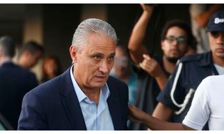 Madura, torcida brasileira aplaude seleção de Tite na chegada ao aeroporto