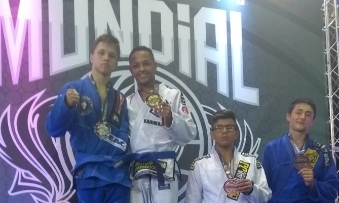 Jovens atletas francanos conquistam título mundial de jiu jitsu lutando em SP