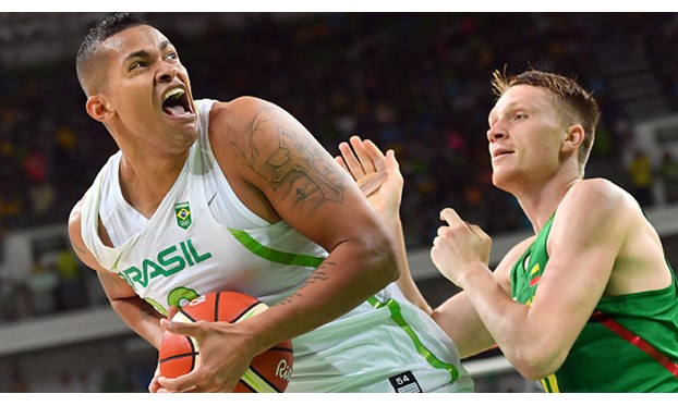 Hatt, pivô do SESI Franca Basquete, é decisivo em partida da seleção brasileira