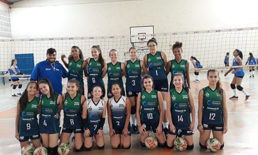 Seleção de vôlei feminino do Peru joga contra atletas francanas no Champagnat