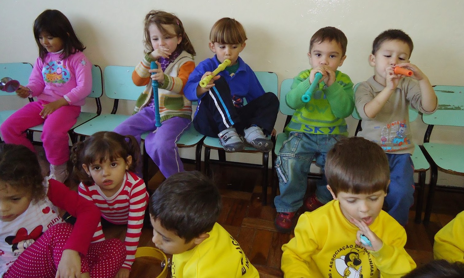 Aulas de música podem melhorar alfabetização de crianças, diz estudo