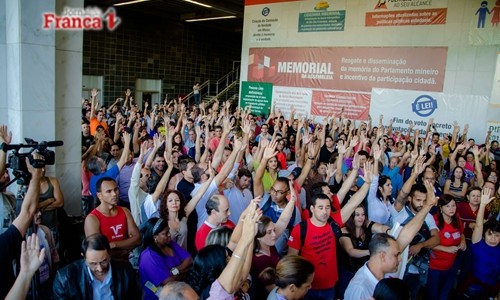 Professores estaduais de MG em greve desde ontem contra atraso salarial