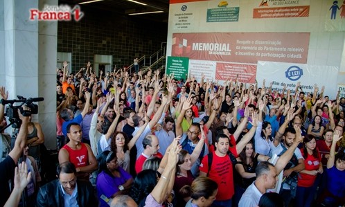 Justiça manda governo de MG pagar servidores da Educação até 5º dia útil
