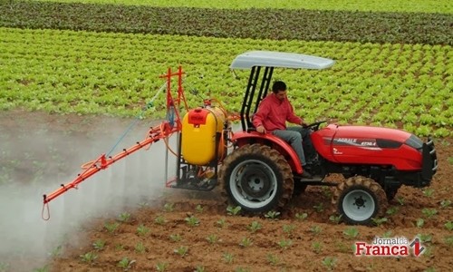 Atraso na entrega de adubos e insumos ameaça produtividade no campo