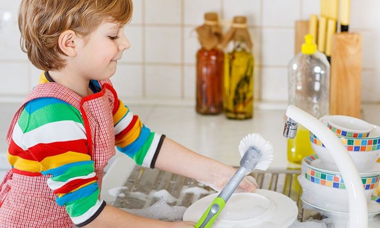 Por que é importante incentivar os filhos a ajudar nas tarefas de casa