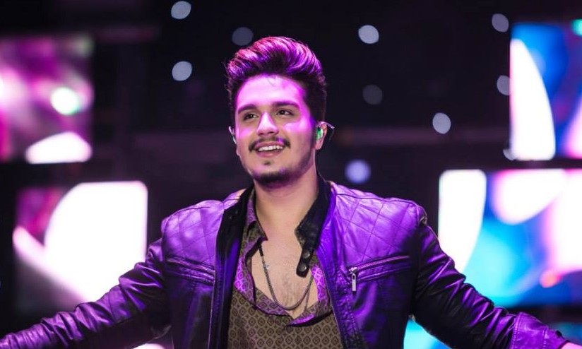 Palco pega fogo e assusta fãs durante show do cantor Luan Santana; veja vídeo