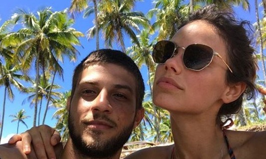 Após quatro anos, atores Laura Neiva e Chay Suede anunciam fim de relação