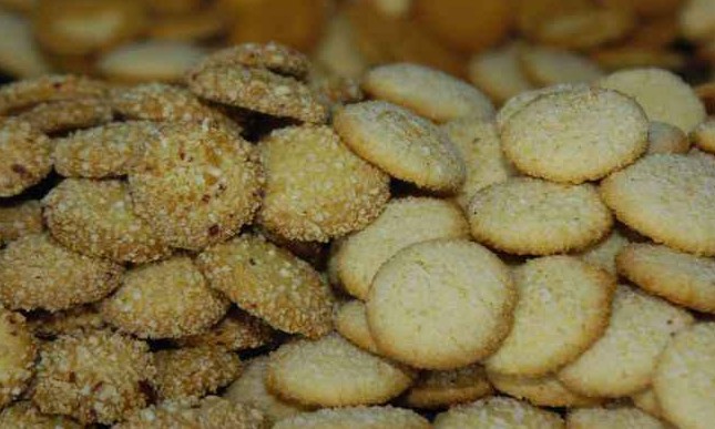 Bolacha de coco com amendoim é opção deliciosa para o cafezinho da tarde