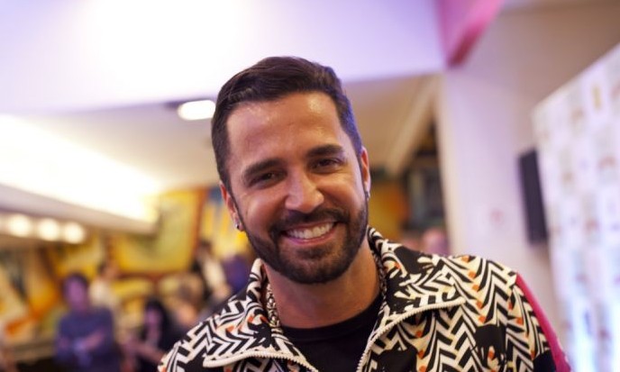 Aos 45 anos, cantor Latino investe em procedimento rejuvenescedor famoso
