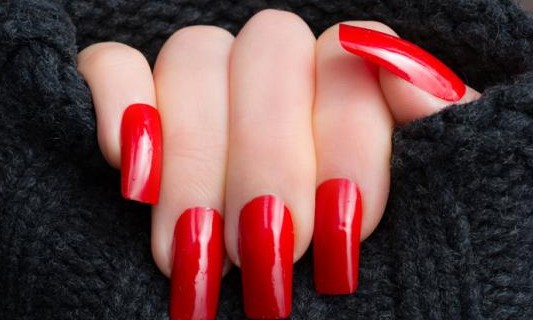 Unhas artificiais, em gel ou acrílicas, podem trazer riscos – saiba prevenir