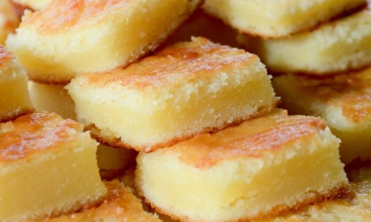 Café da tarde: Bolo de queijo de liquidificador tem textura cremosa e sabor