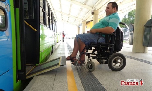 Empresa de ônibus pagará R$ 25 mil a cadeirante discriminado por motoristas