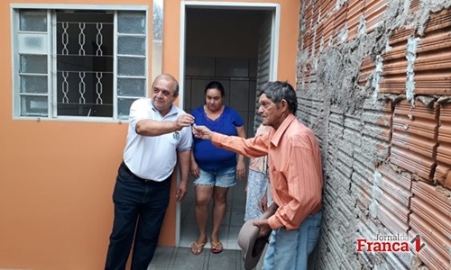 Prefeito Hugo entrega 19ª Moradia Digna para abrigar família de seis pessoas